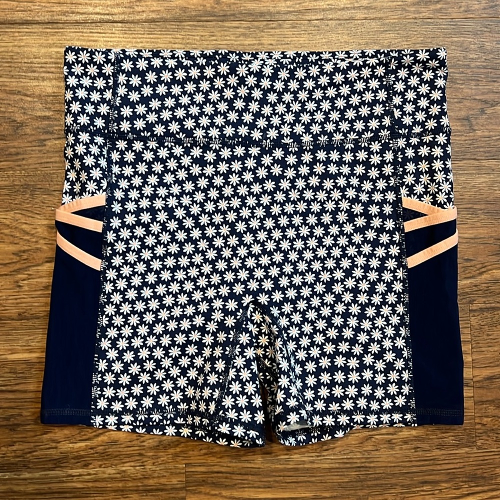 Fabletics Trinity Mid-Rise Pocket Shorts 5”